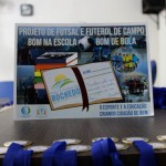 Crianças do projeto "Bom na escola, Bom de bola" são homenageadas.