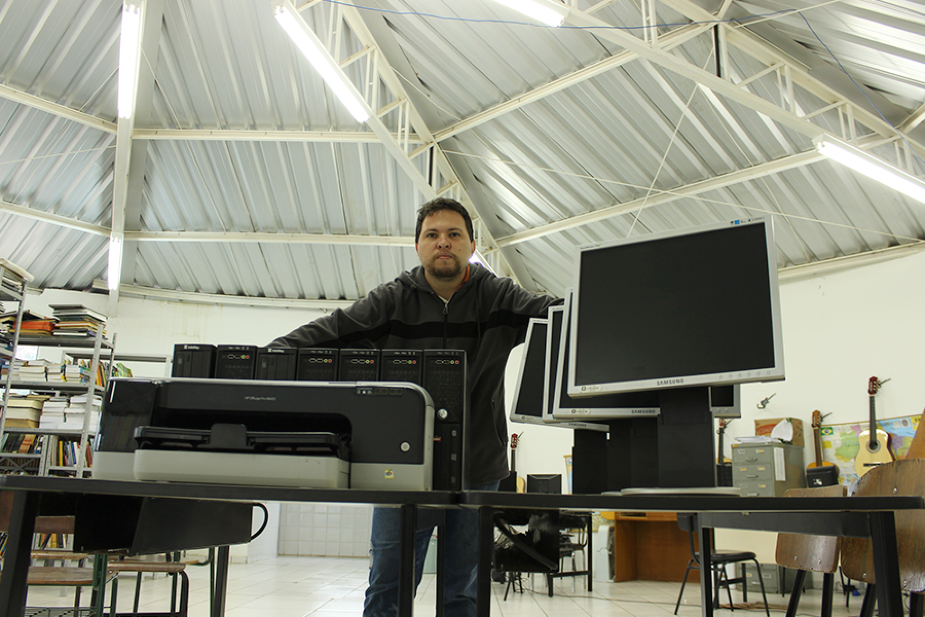 Biblioteca Municipal João Avelino de Souza recebe doação de equipamentos de informática.