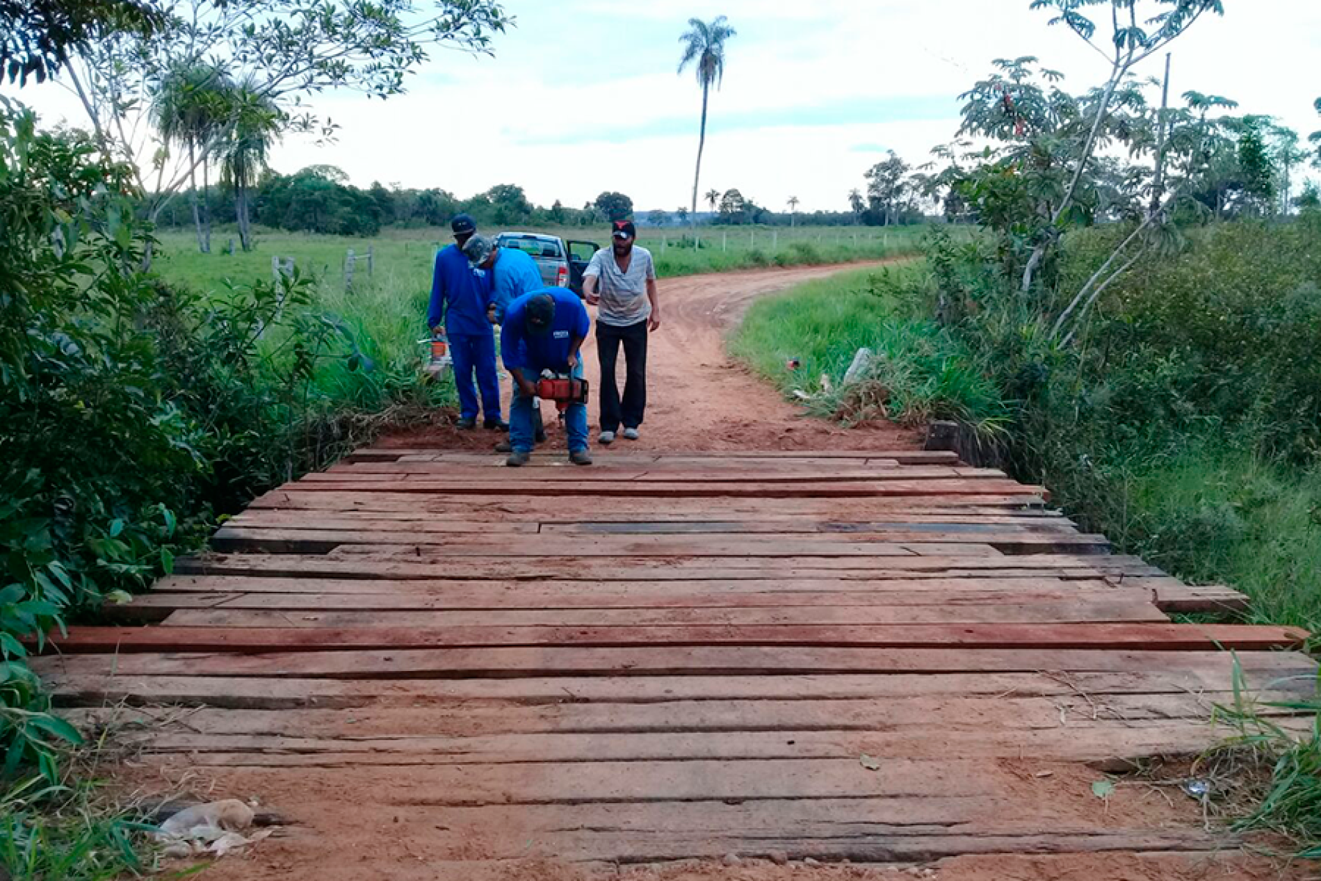 Prefeitura de Rochedo faz manutenção em ponte na área rural.