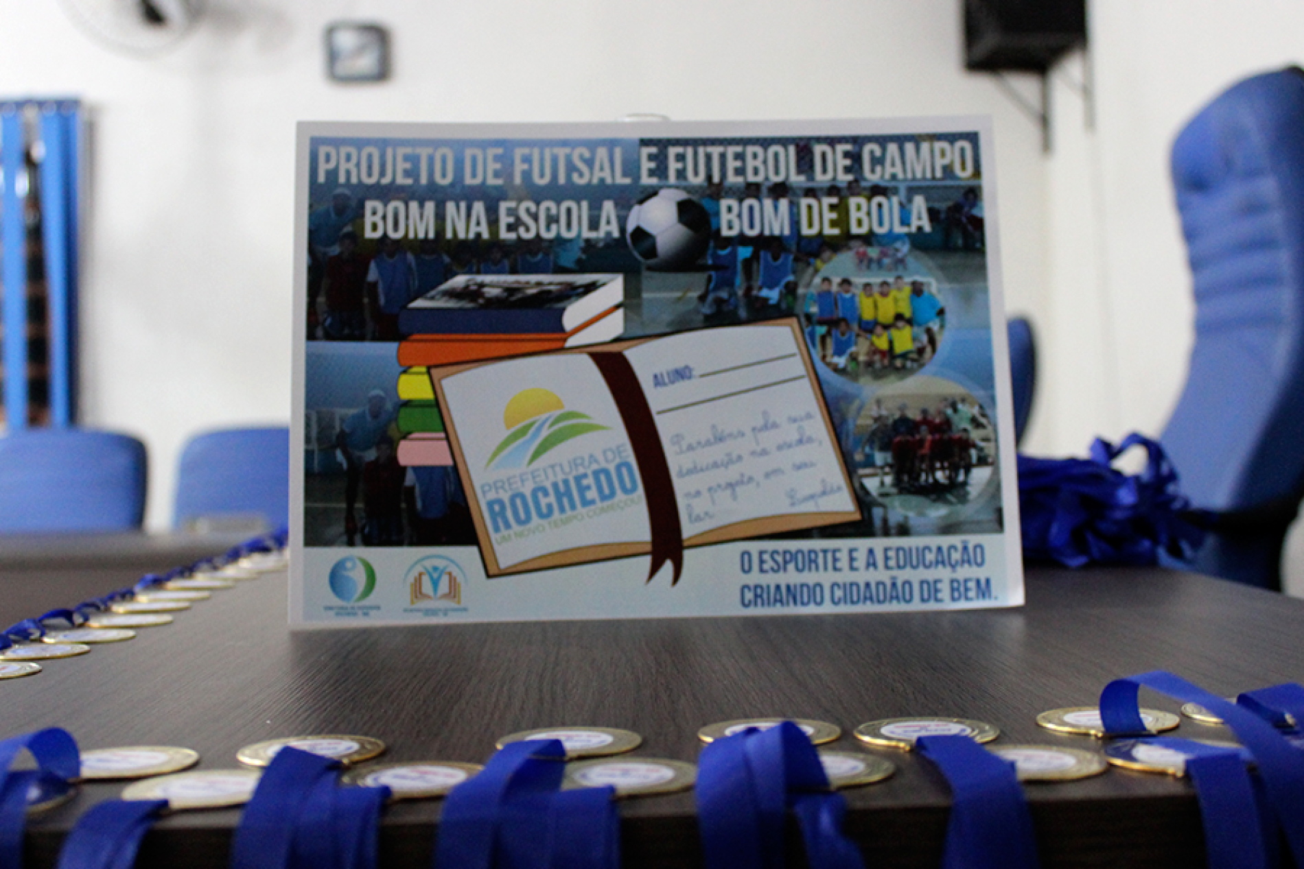 Crianças do projeto "Bom na escola, Bom de bola" são homenageadas.