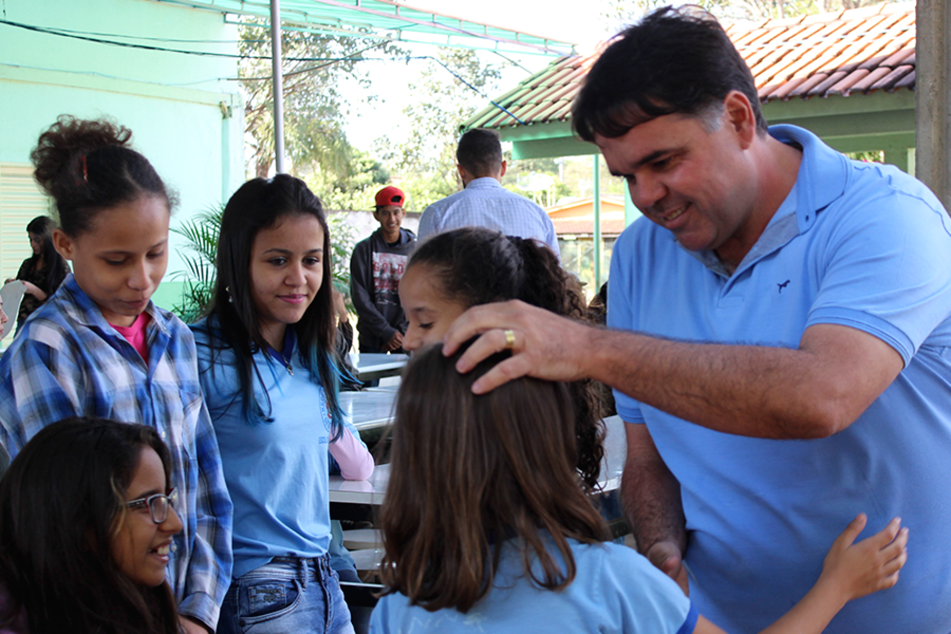 PREFEITO ENTREGA ÓCULOS DE GRAU PARA ALUNOS DO MUNICÍPIO 