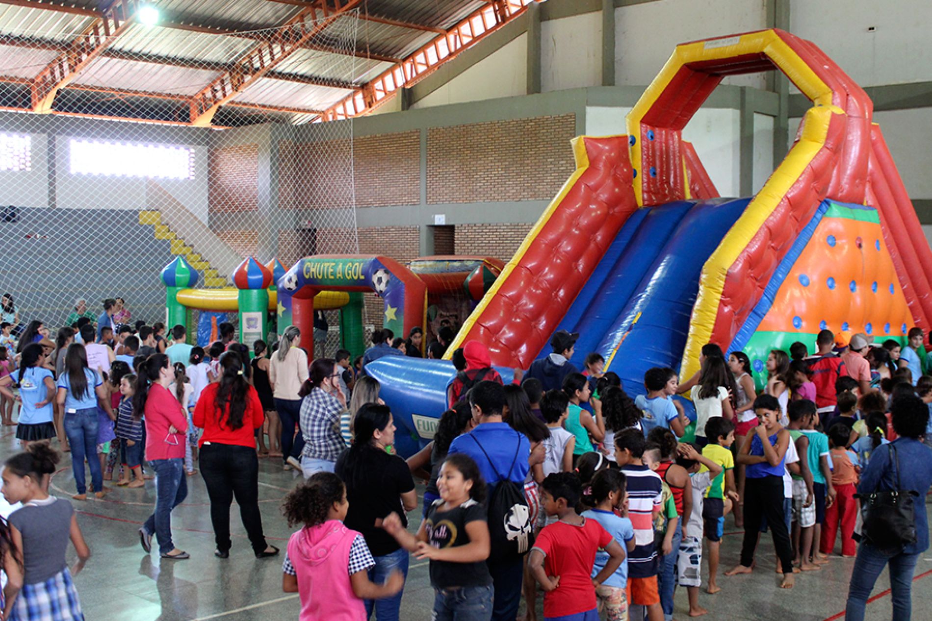 Alunos das Escolas do Município ganharam um dia de MUITO lazer.