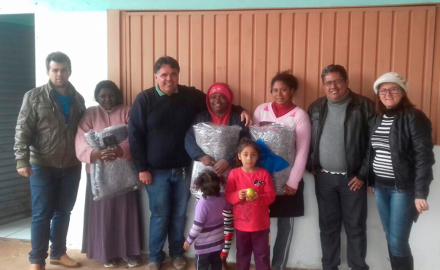 Prefeito Juninho entrega cobertores para indígenas da Aldeia Bálsamo. 