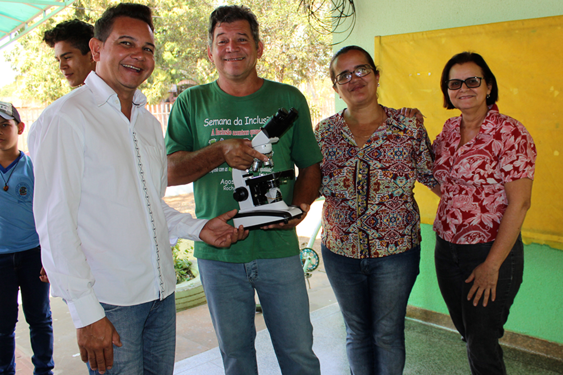 Escola Pólo adquiri microscópio com dinheiro arrecadado na festa Junina e recursos do PDDE.