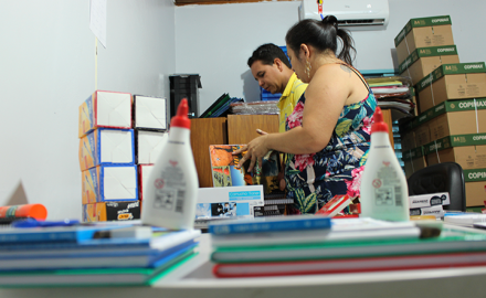 COM RECURSOS PRÓPRIOS PREFEITURA COMPRA MATERIAL ESCOLAR PARA AS ESCOLAS DO MUNICÍPIO.