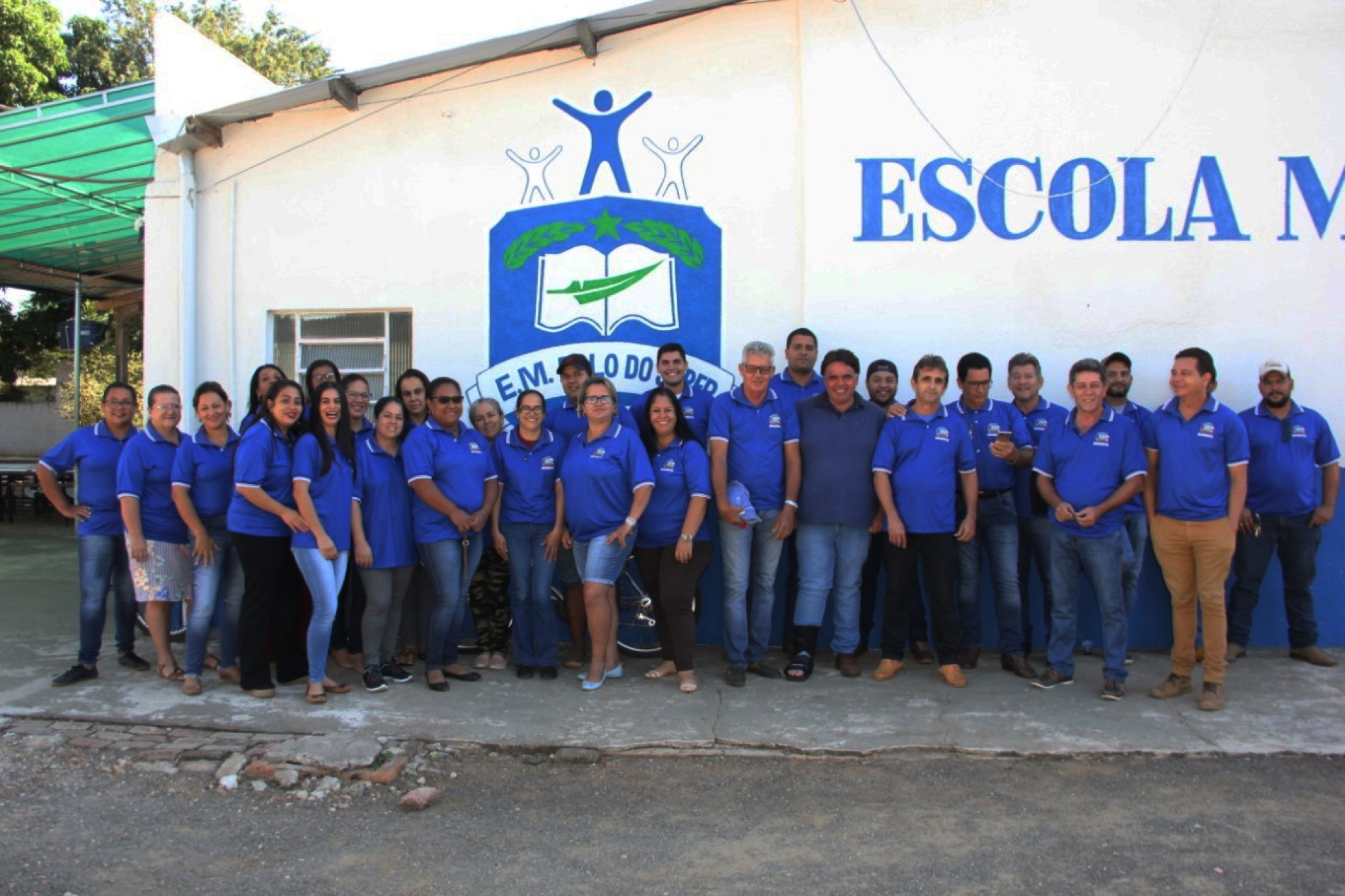 ENTREGA DOS UNIFORMES PARA OS FUNCIONÁRIOS DA EDUCAÇÃO