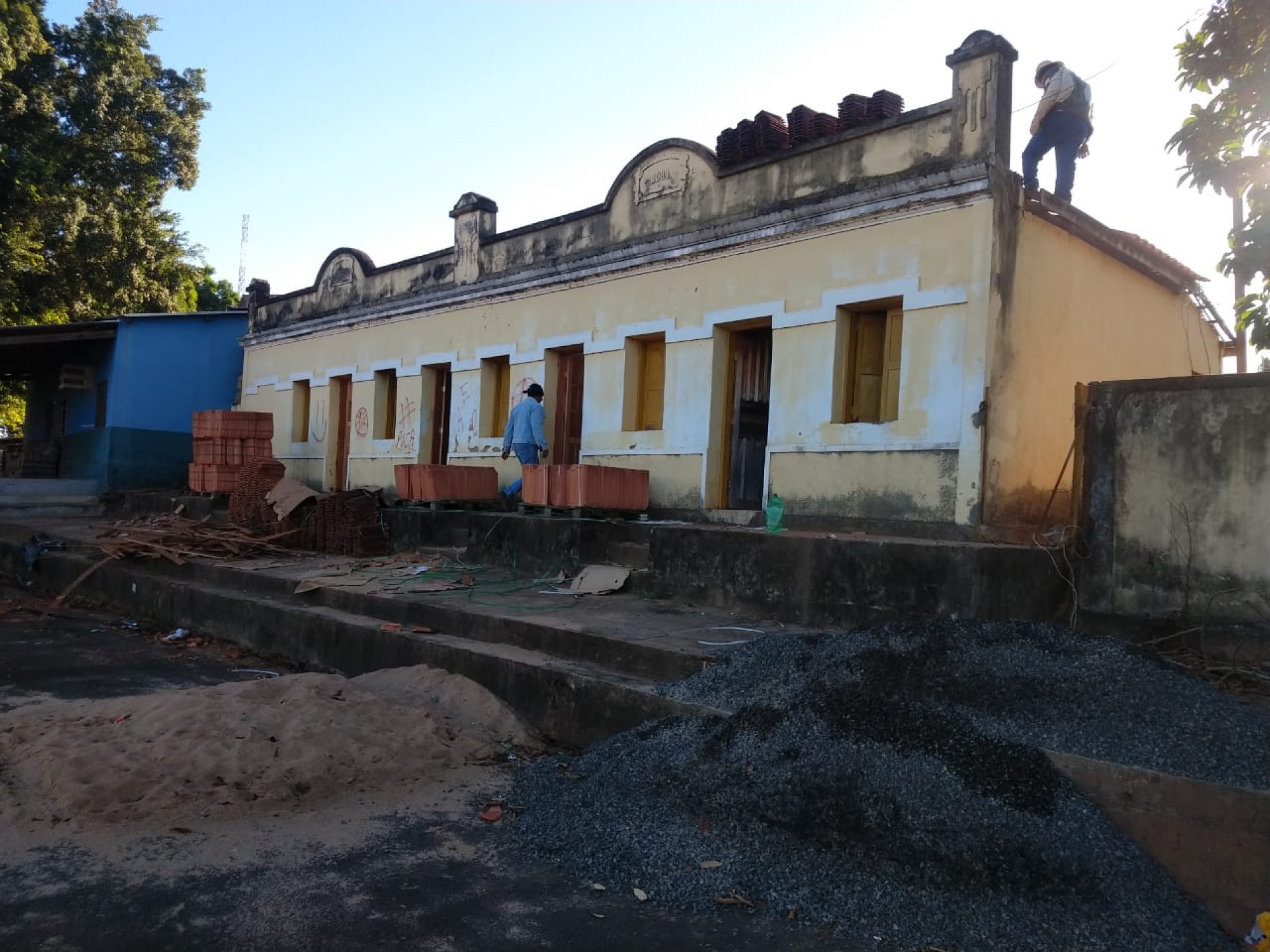 Escola Reunidas que leva o nome da “Professora Elza Abadia” está passando por reformas