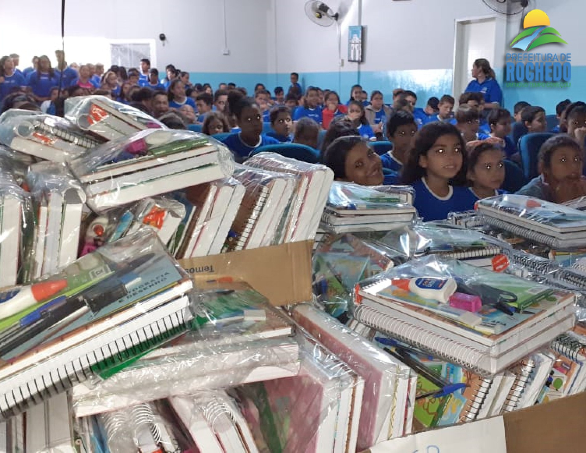 PREFEITURA ENTREGA KITS ESCOLARES POR MAIS UM ANO