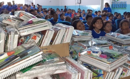 PREFEITURA ENTREGA KITS ESCOLARES POR MAIS UM ANO