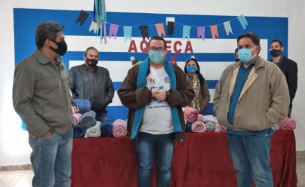 ENTREGA DE COBERTORES NA CAMPANHA "AQUECE UMA VIDA".