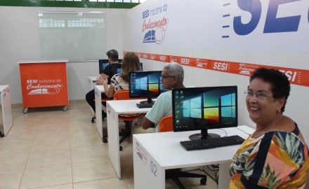 A BIBLIOTECA DO SESI DE ROCHEDO ESTÁ TRABALHANDO NA INCLUSÃO DIGITAL DOS IDOSOS DO MUNICÍPIO COM O PROJETO 60+